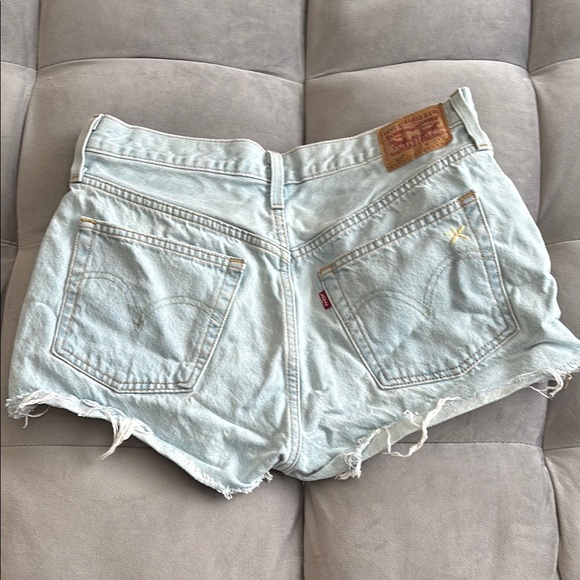 Levi's Women's Light Blue Floral Denim Shorts size 30 - Picture 1 of 7